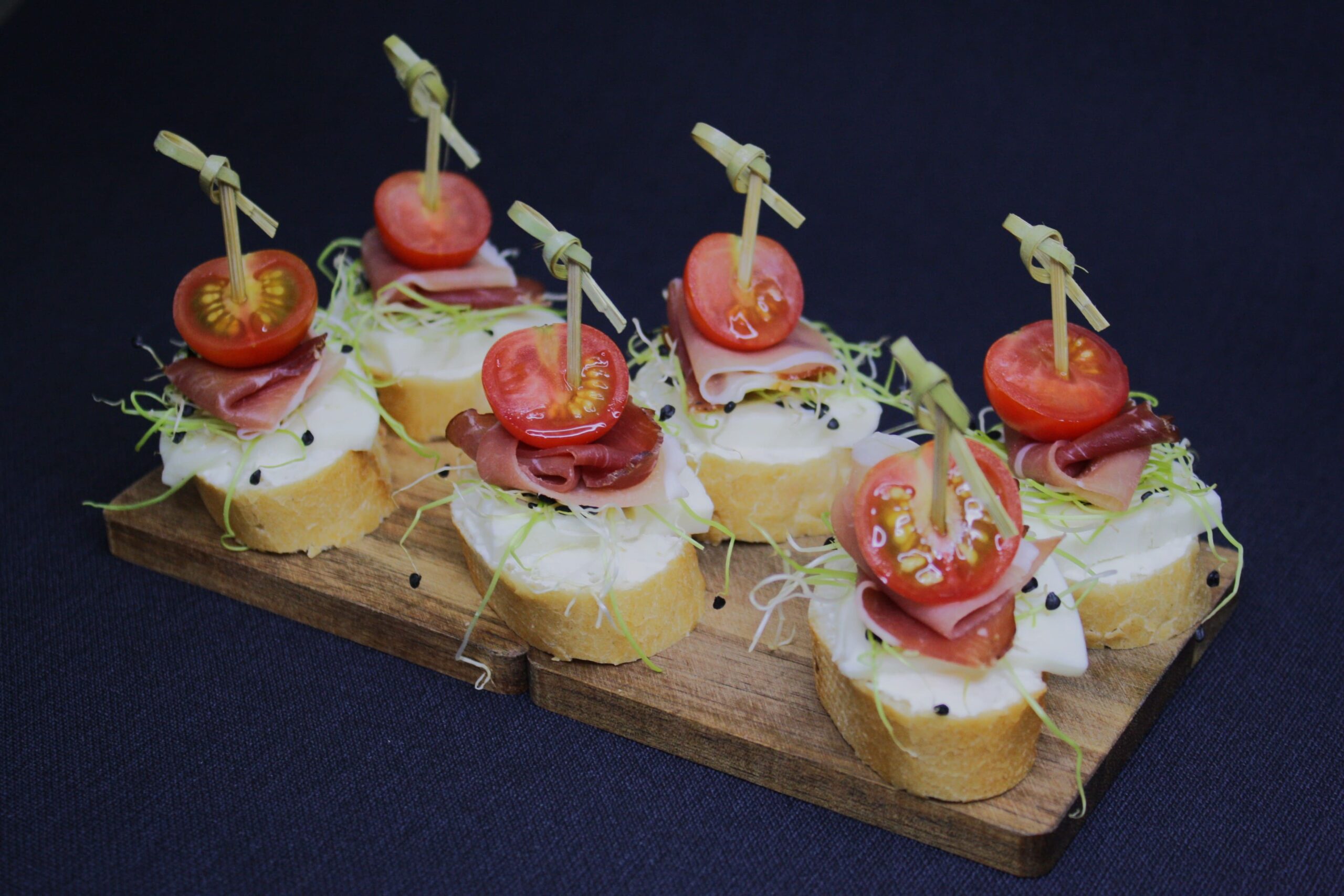 Brusketos su parmos kumpiu ir mozarella – gurmaniški vieno kąsnio užkandžiai