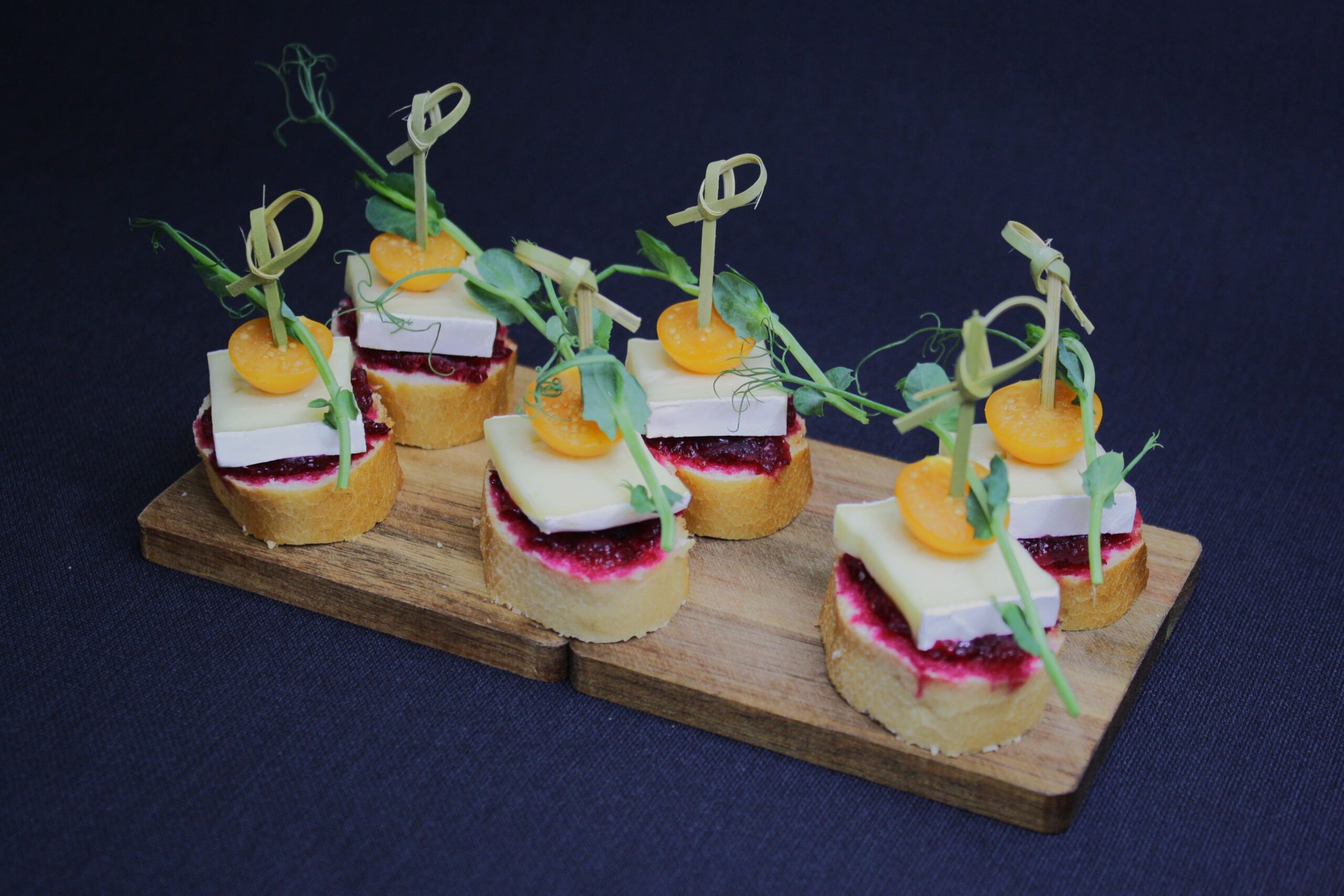 Brusketos su „Brie“ sūriu ir spanguolių džemu – saldžiarūgštis skanėstas