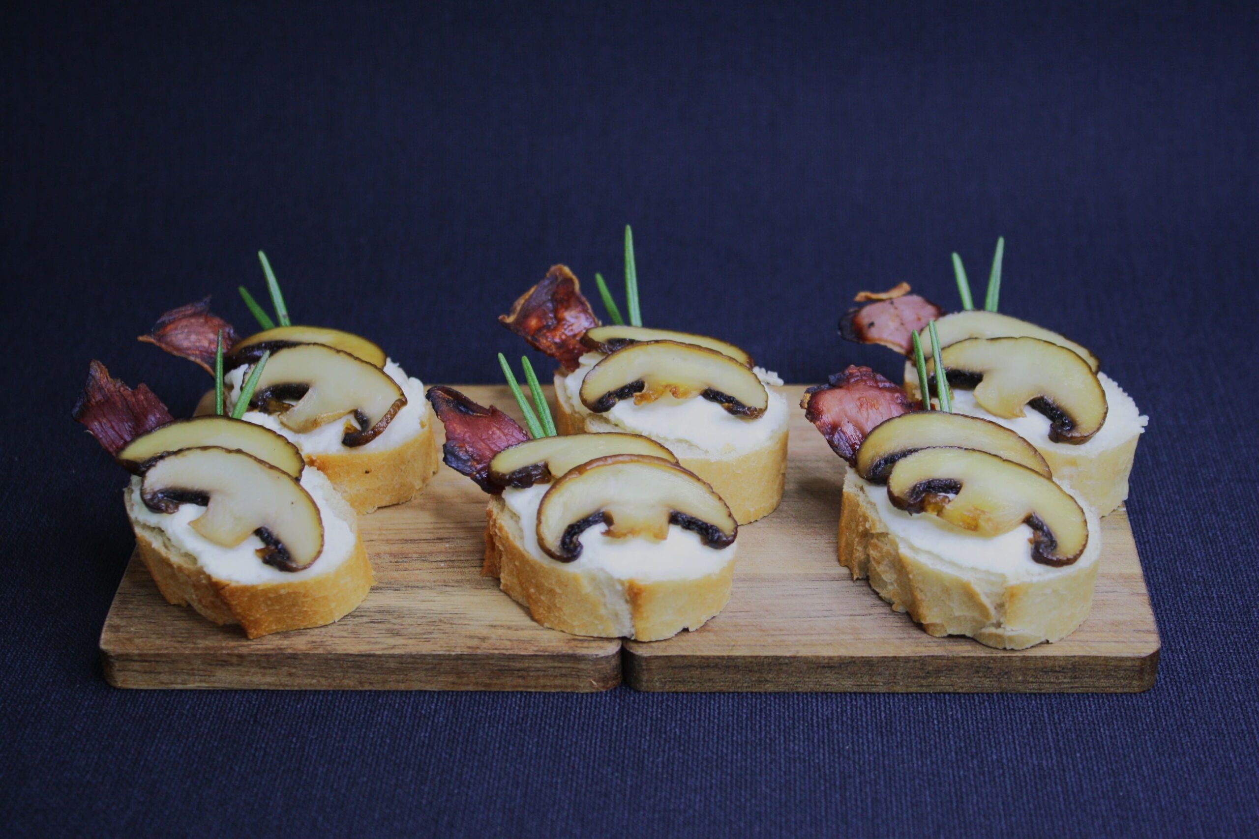 Brusketos su pievagrybiais, sūrio užtepėle ir kumpio traškučiu – puikus derinys