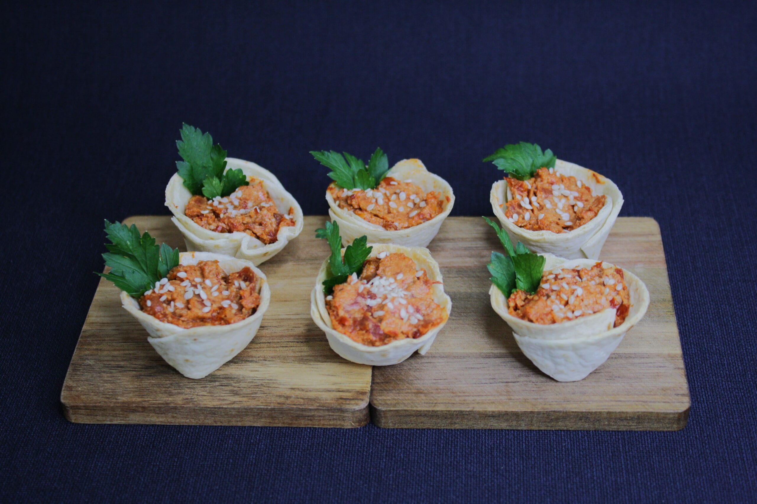 Krepšeliai su džiovintų pomidorų ir „Džiugas“ sūrio užtepėle – elegantiškas pasirinkimas