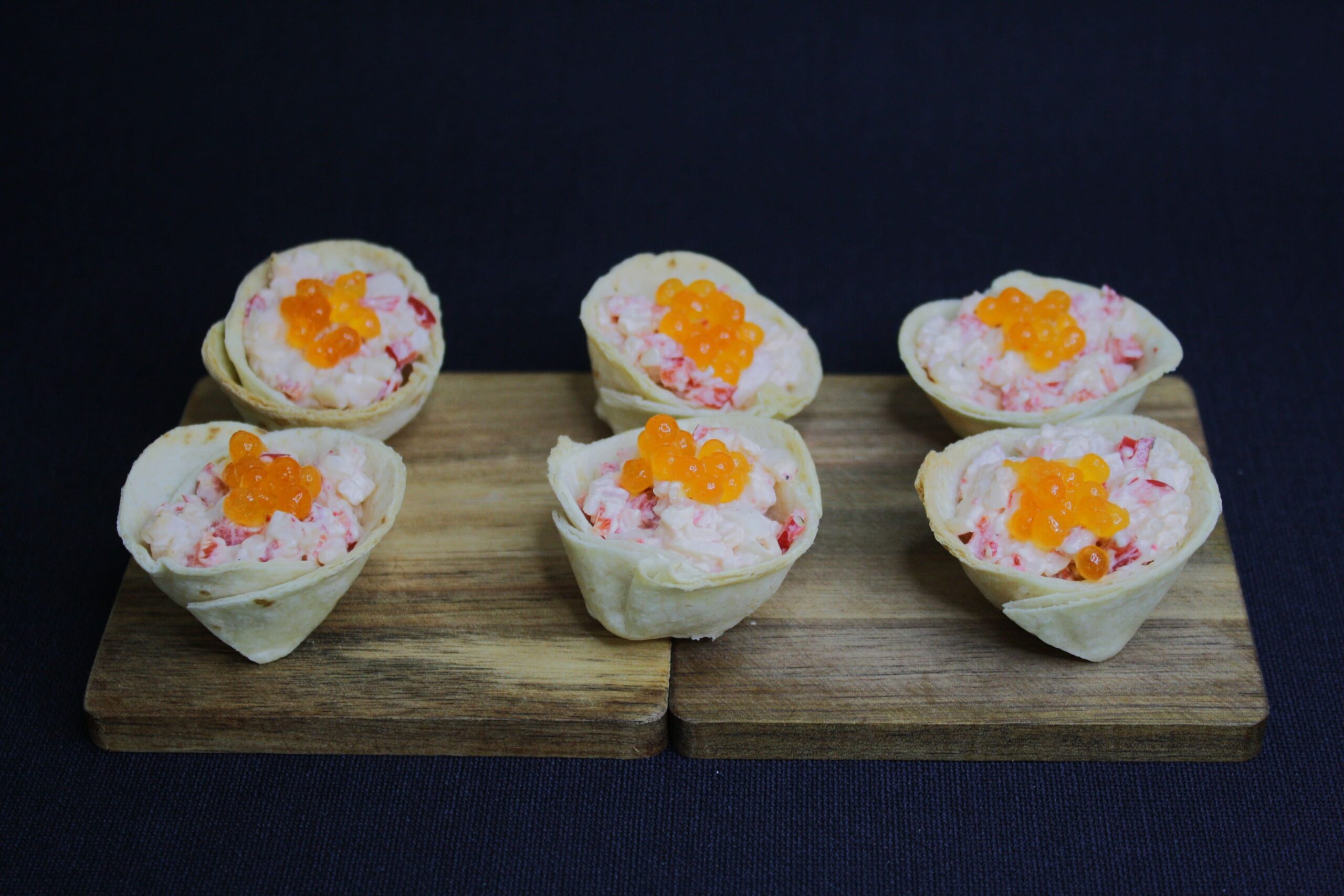 Krepšeliai su krabų lazdelių užtepėle ir ikrais – prabangus užkandis šventei