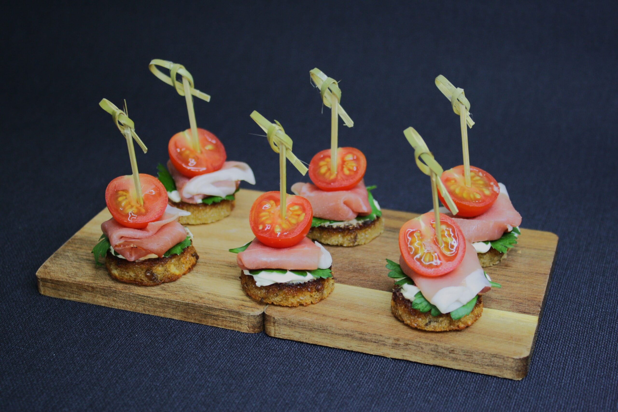 Keptos duonos užkandis su parmos kumpiu ir pomidoriukais – traškus ir aromatingas skonis