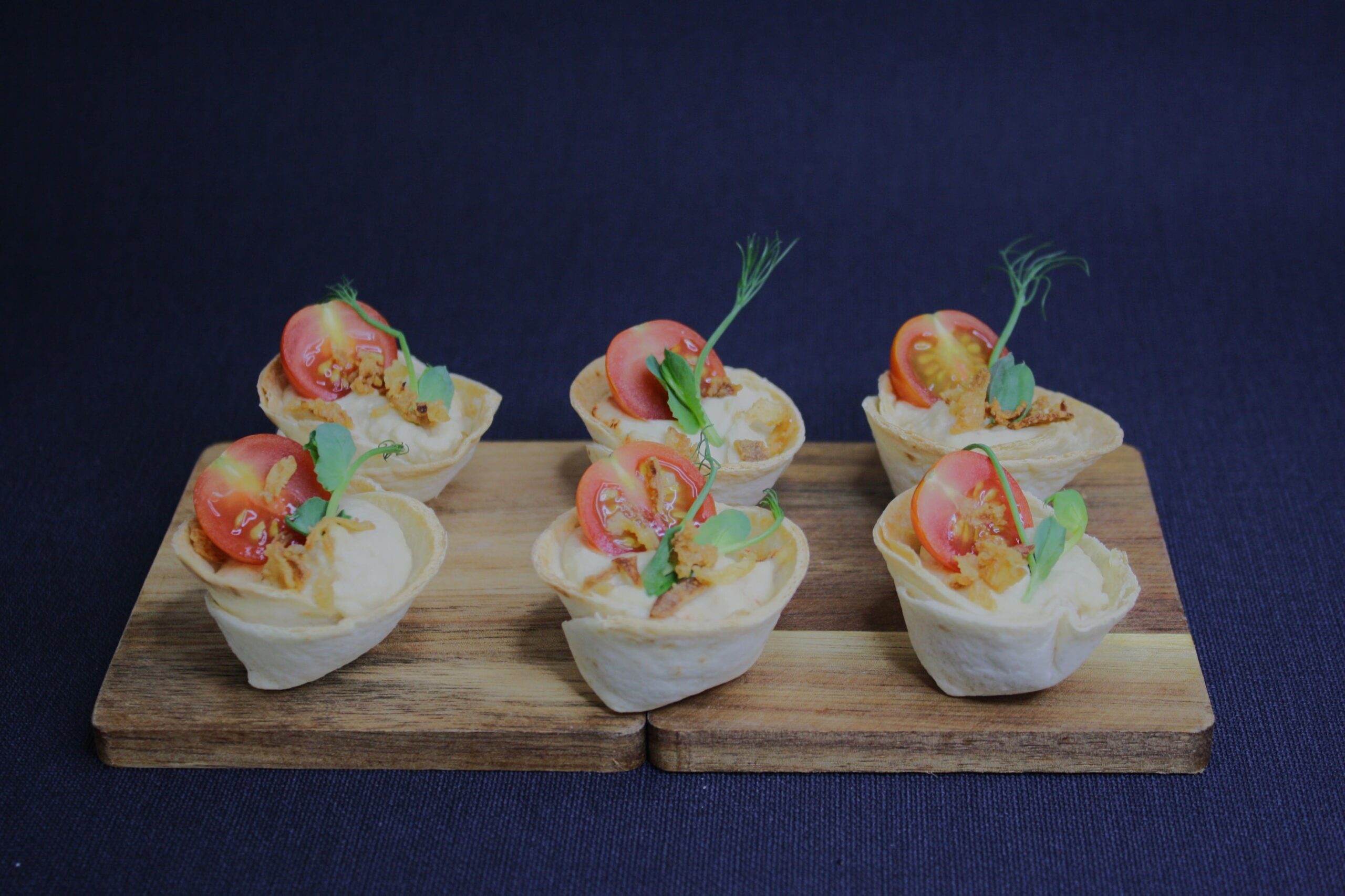 Krepšeliai su avinžirnių užtepėle ir vyšniniais pomidoriukais – veganiškas užkandis