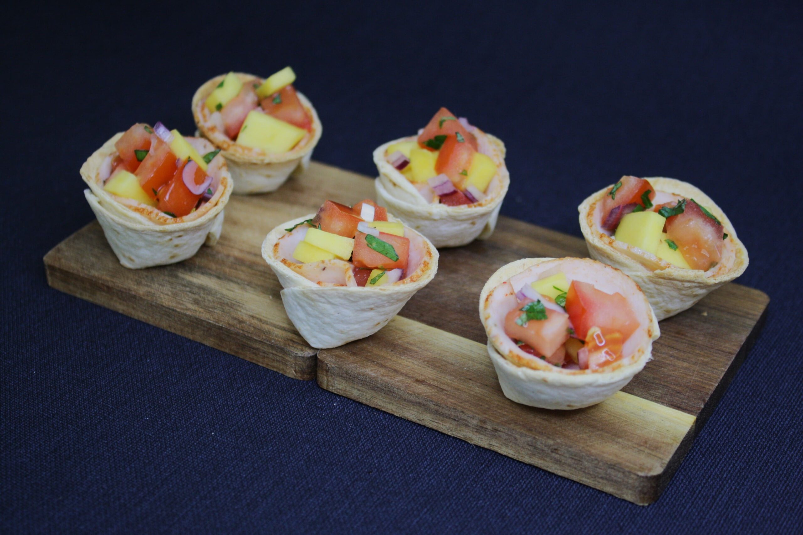 Krepšeliai su vištiena ir mango salsa – gaivus ir egzotiškas skonis