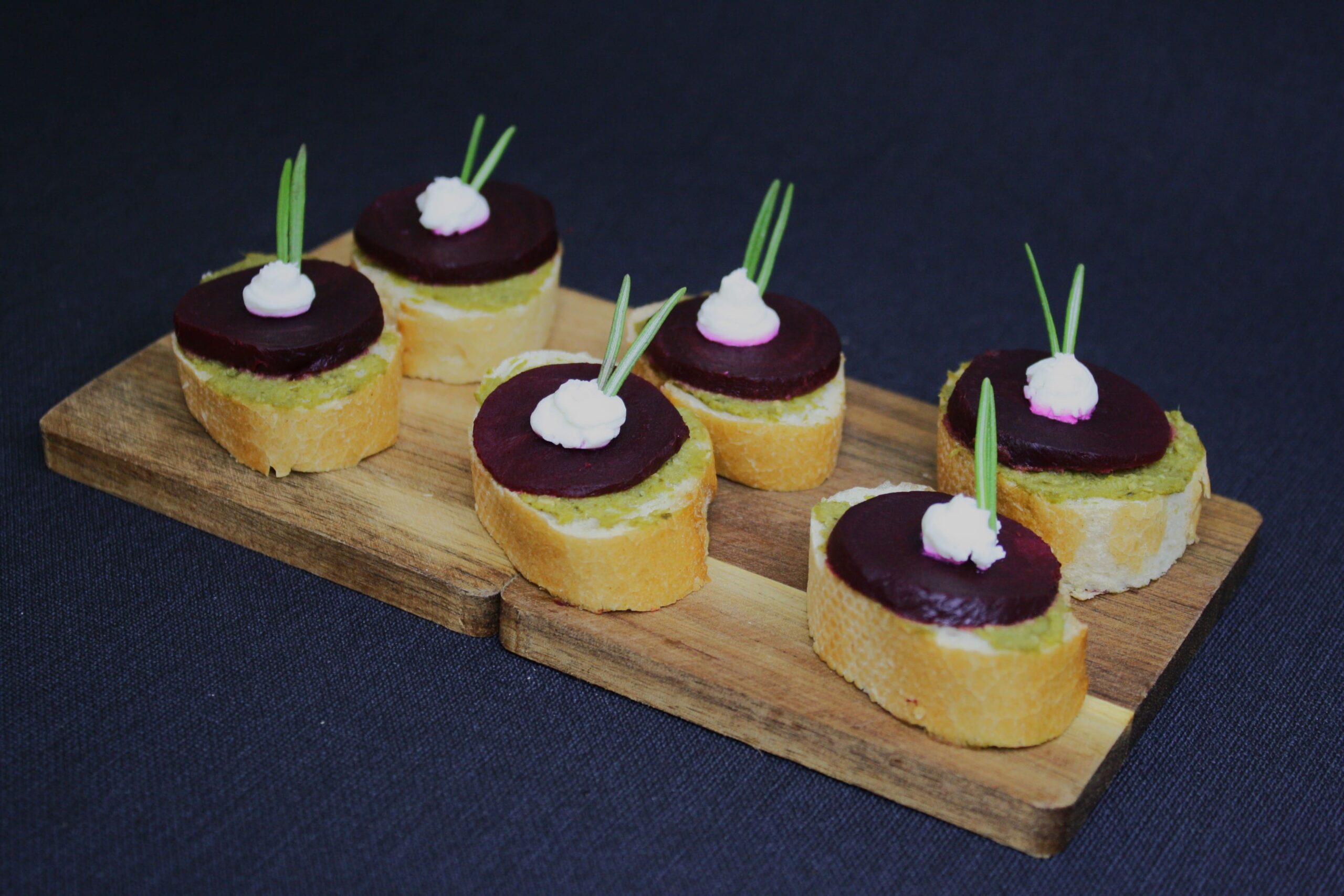 Brusketos su karamelizuotais burokėliais ir feta sūriu – puikus derinys grurmanams