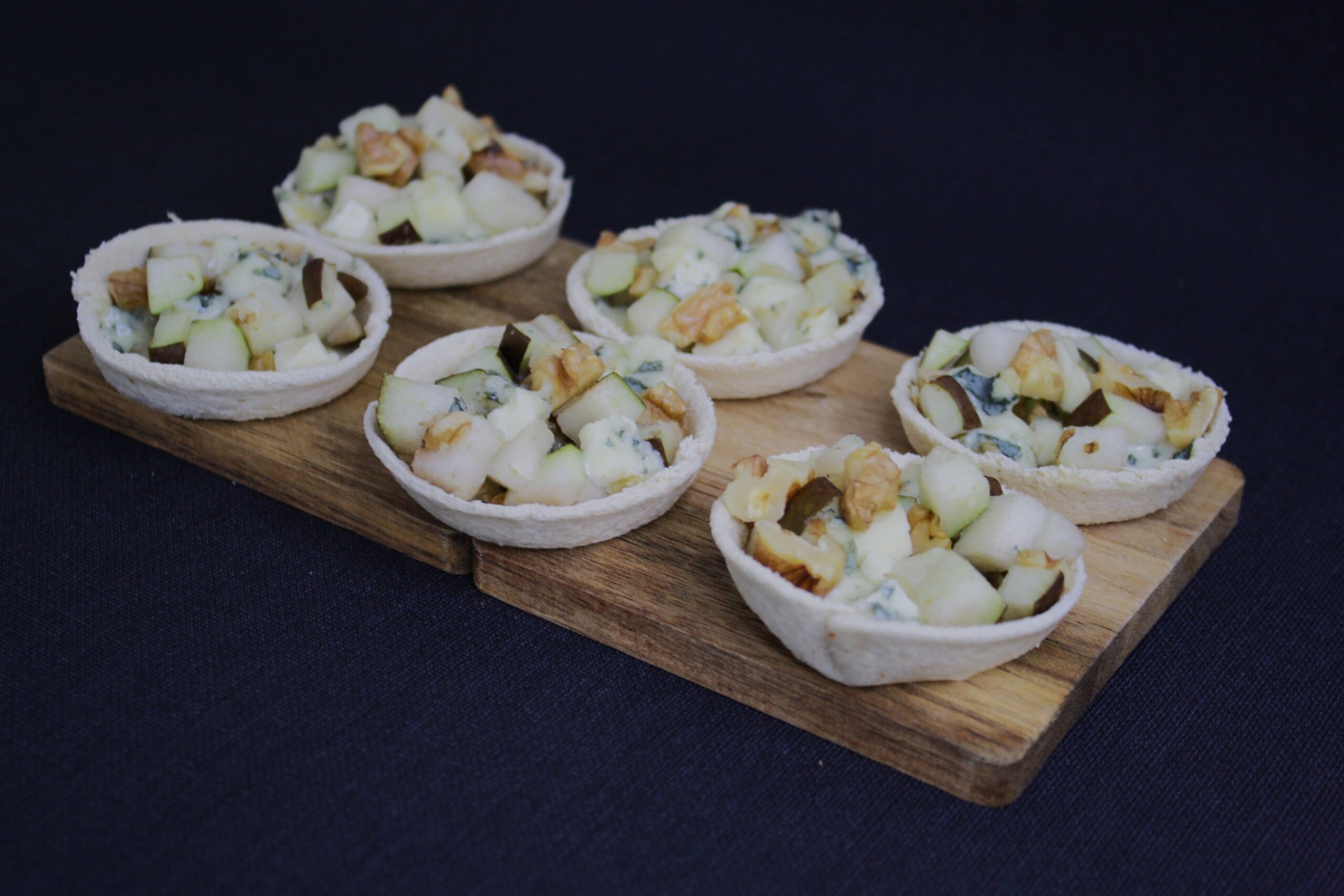 Krepšeliai su mėlynuoju pelėsiniu sūriu, graikiniais riešutais ir kriauše – subtilus skonis