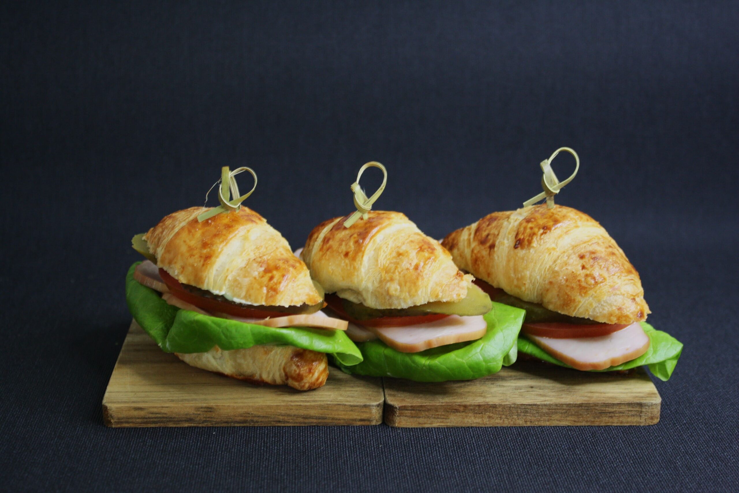 Mini kruasanai su kumpiu – traškus ir gardus užkandis