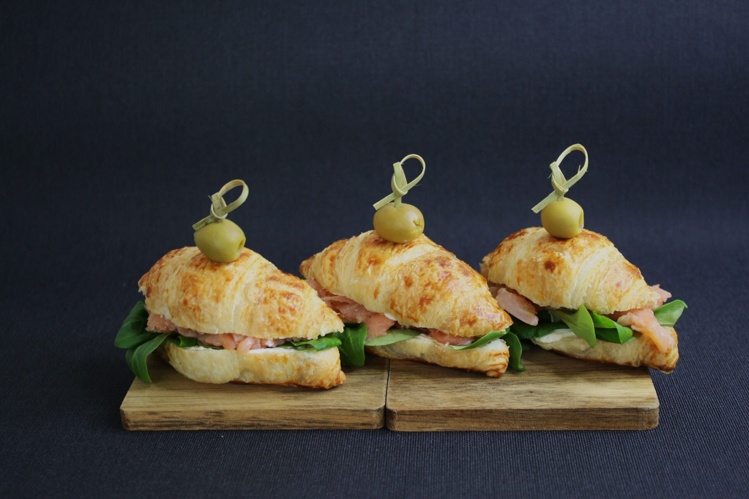 Mini kruasanai su lašiša – prancūziškas skanėstas vieno kąsnio užkandžių mėgėjams