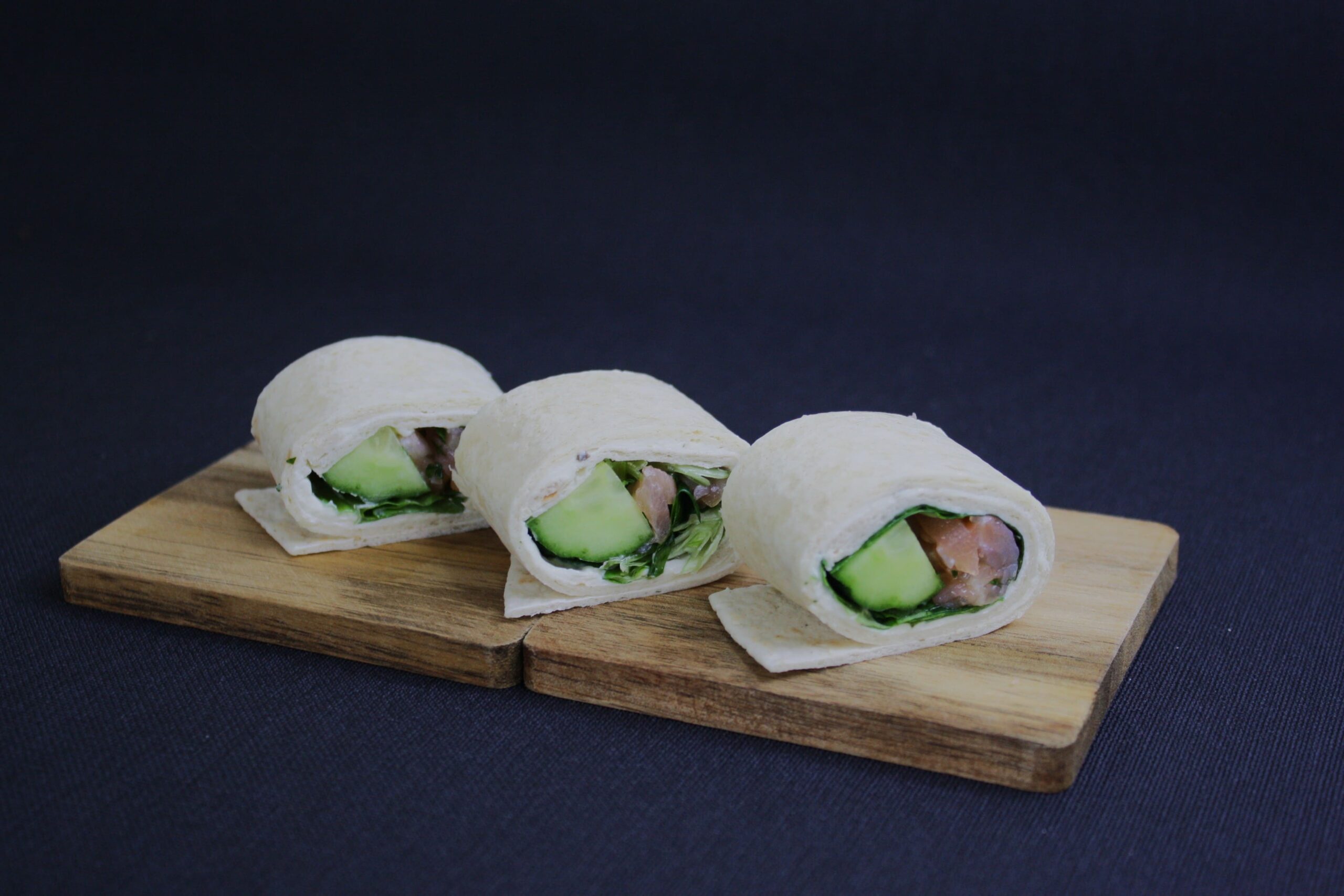 Tortilijų suktinukai su lašiša – šviežias ir lengvas užkandis