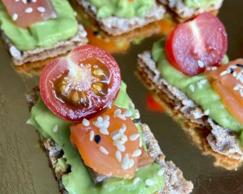 Gurmaniški užkandžiai Kaune – rankų darbo krepšeliai su įvairiais priedais